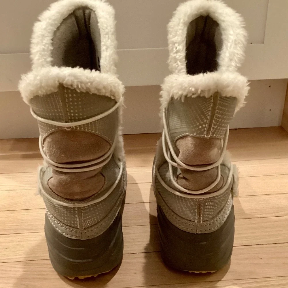 Columbia Womens Sierra Flurry 2 Boots Size 8 Waterproof Insulated Fur Snow